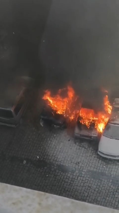 Park halindeki otomobiller alev topuna döndü
