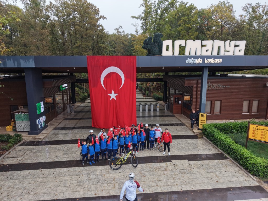 KOCAELİ'NİN KARTEPE İLÇESİNDE CUMHURİYET'İN 103. YIL DÖNÜMÜ DOLAYISIYLA DÜZENLENEN ETKİNLİKTE TÜRK BAYRAĞI, ÇOCUKLARDAN SPORCULARA TESLİM EDİLEREK KARADAN VE SUDAN FARKLI ETAPLARDA KARTEPE'NİN ZİRVESİNE ULAŞTIRILDI.