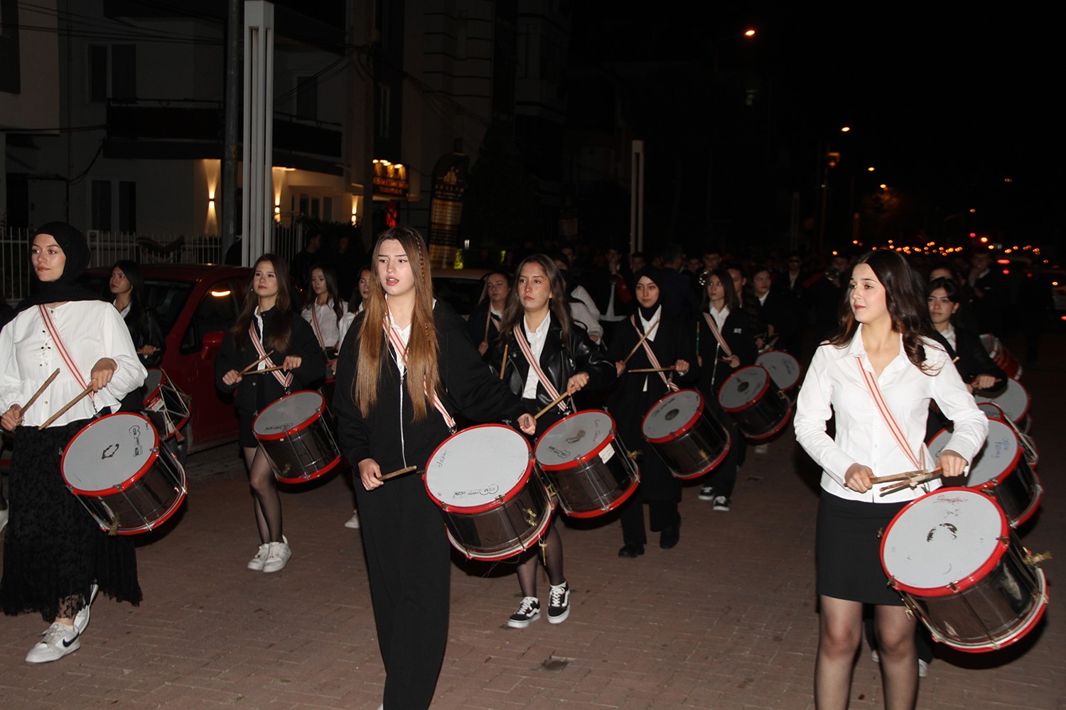 MANİSA’NIN KULA İLÇESİNDE, 29 EKİM CUMHURİYET BAYRAMI KUTLAMALARI KAPSAMINDA DÜZENLENEN FENER ALAYI VE YAREN GÖSTERİLERİ, VATANDAŞLARIN YOĞUN KATILIMIYLA GERÇEKLEŞTİRİLDİ.
