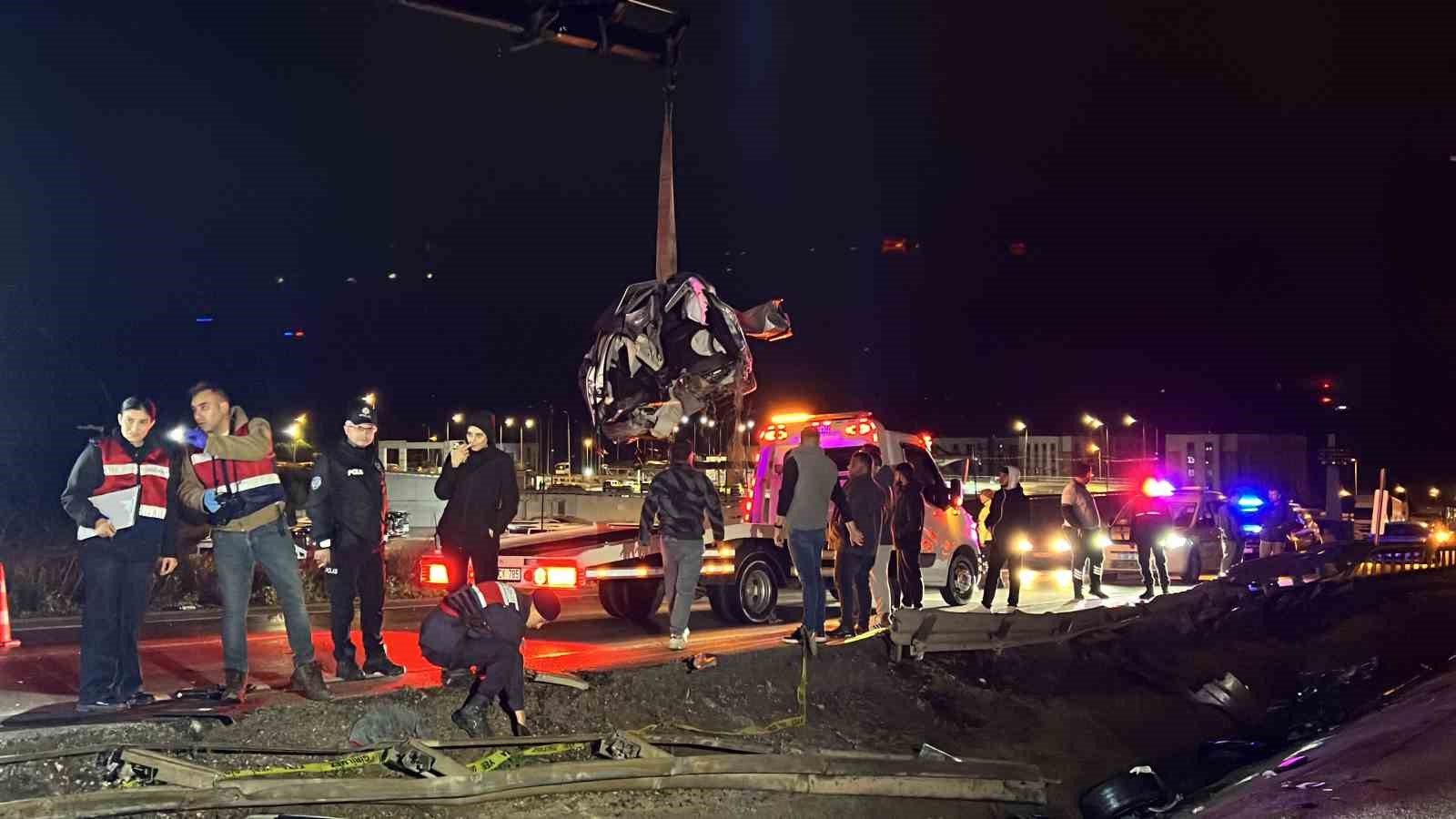 ÇANAKKALE’DE MEYDANA GELEN TRAFİK KAZASINDA OTOMOBİL PARAMPARÇA OLURKEN, İKİ GENÇ İSE HAYATINI KAYBETTİ.