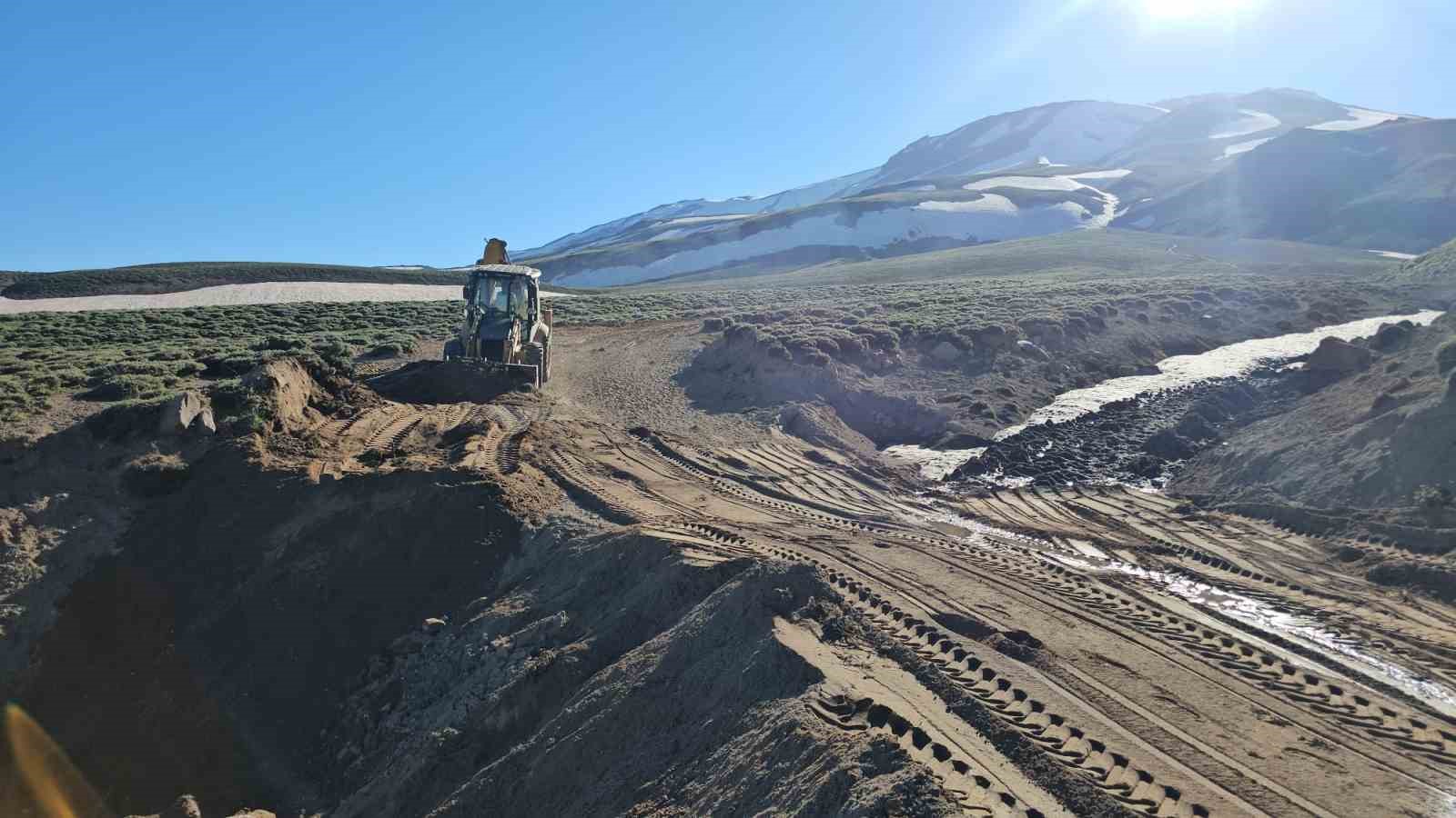 Aydınlar'da dağcılara büyük kolaylık: Süphan Dağı'nda yol açma çalışması