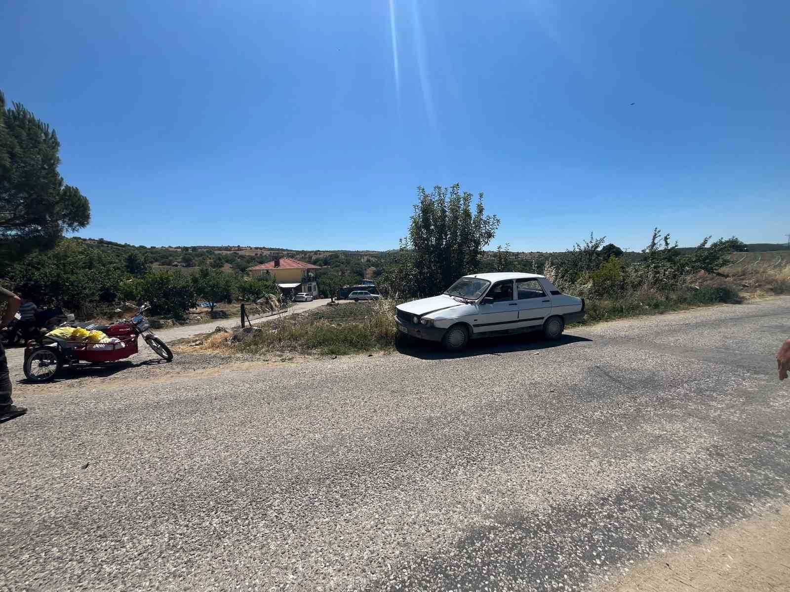 Gördes'te motosiklet otomobile çarptı: 2 yaralı