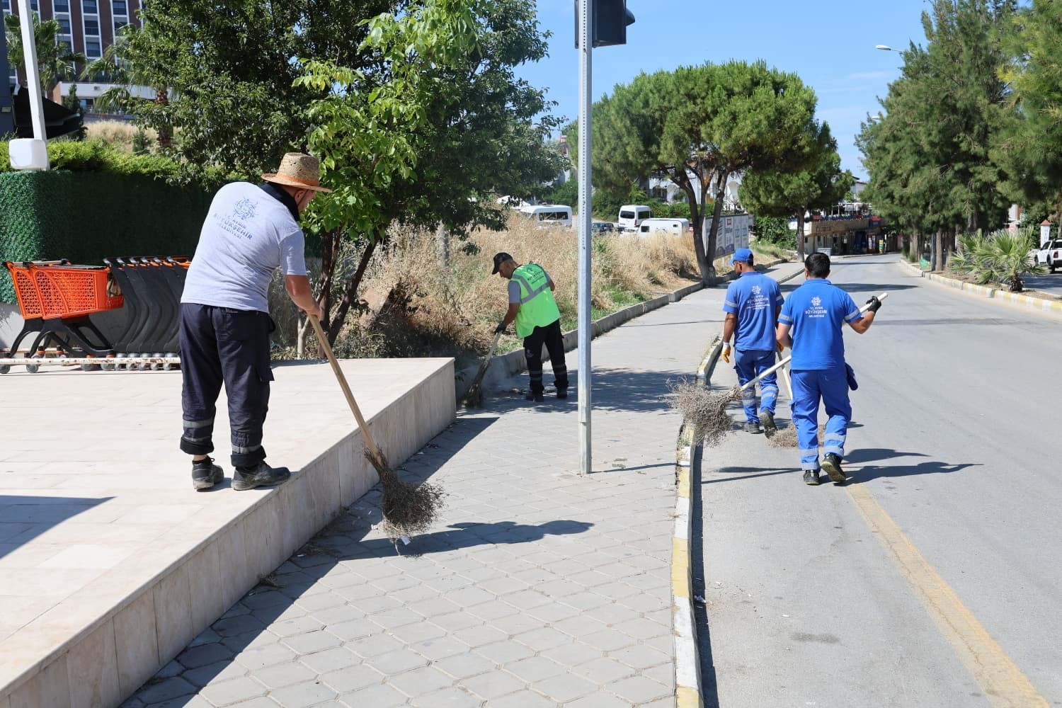 Kuşadası’nda sahil ve yürüyüş yollarında kapsamlı bakım çalışması