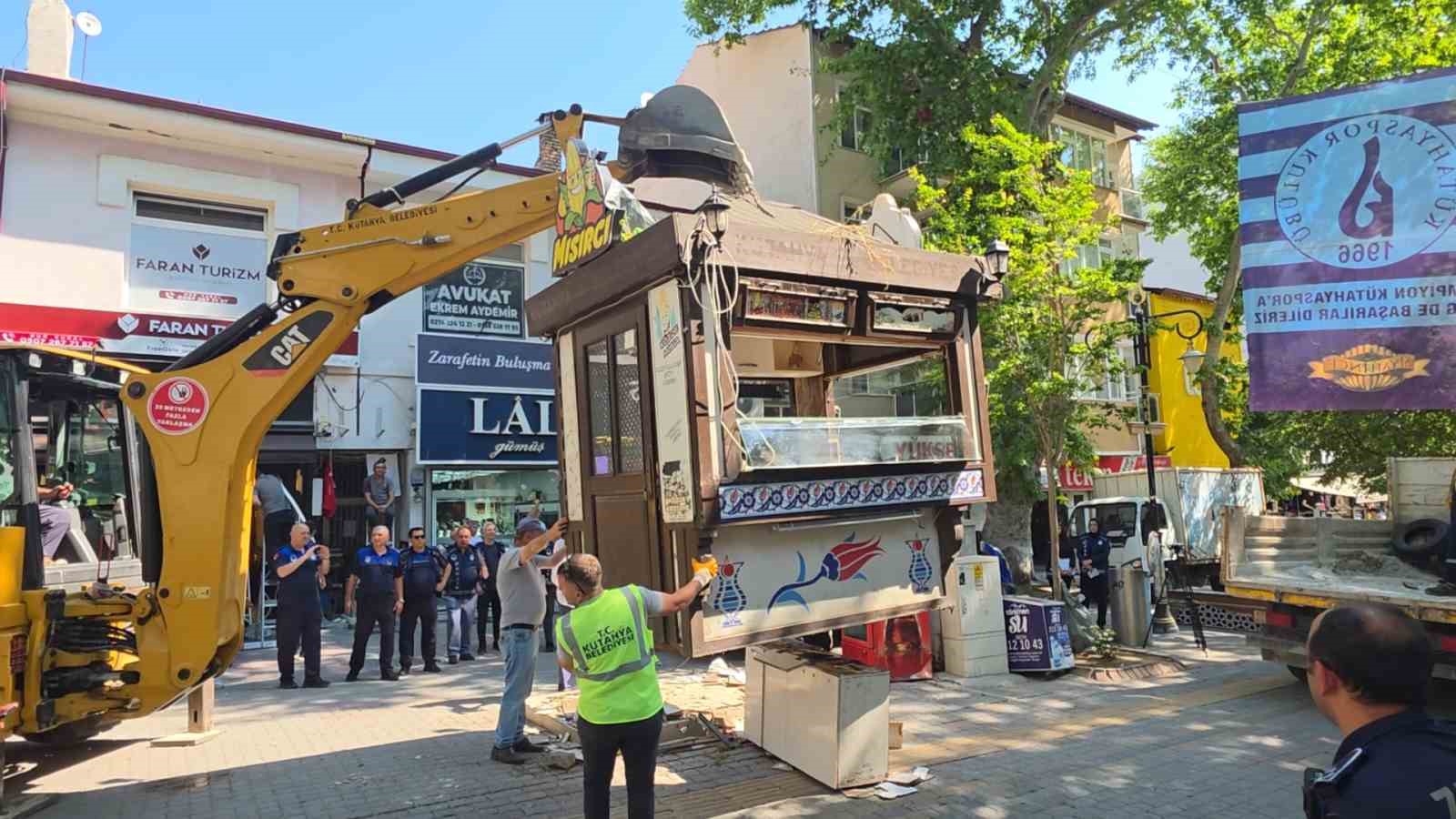 Kütahya'da büfe krizi: Esnaf kendini çatıya zincirledi, polis ve zabıta eşliğinde büfeler kaldırıldı