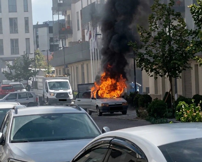 KAHRAMANMARAŞ’IN ONİKİŞUBAT İLÇESİNDE BİNALARIN ÖNÜNDE DURAN OTOMOBİLİN MOTOR KISMINDA ÇIKAN YANGIN, İTFAİYE EKİPLERİNİN MÜDAHALESİYLE SÖNDÜRÜLDÜ.
