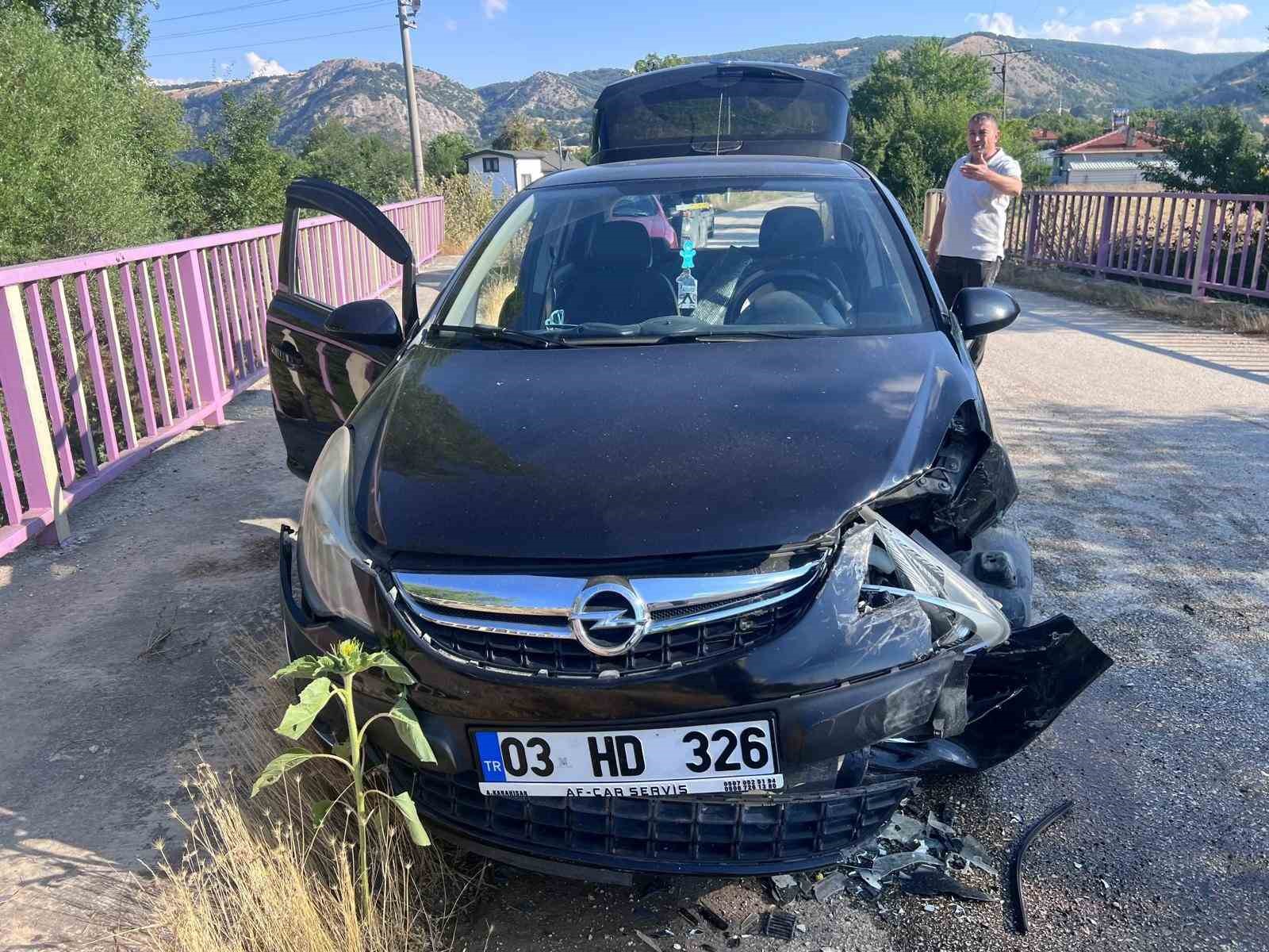 Bozüyük'te trafik kazası: İki otomobil çarpıştı