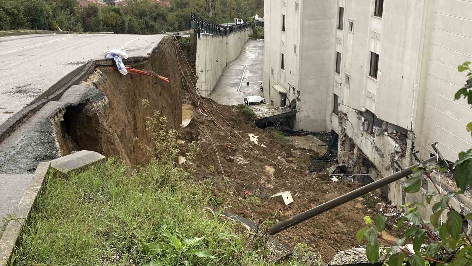 Kocaeli'de istinat duvarı çöktü: 'Deprem mi oldu diye düşündük'