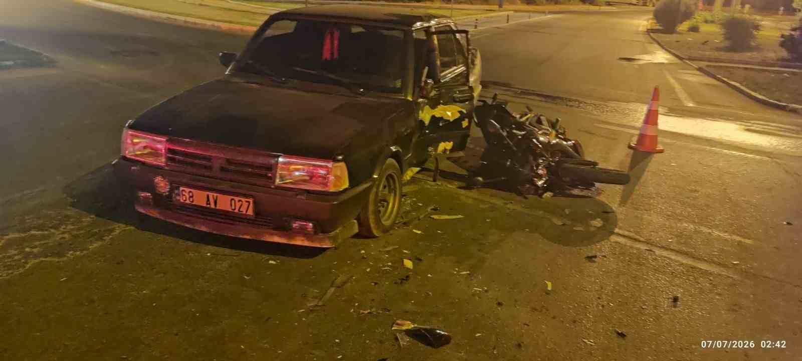 Manavgat'ta otomobil ile çarpışan motosikletteki 2 kişi yaralandı