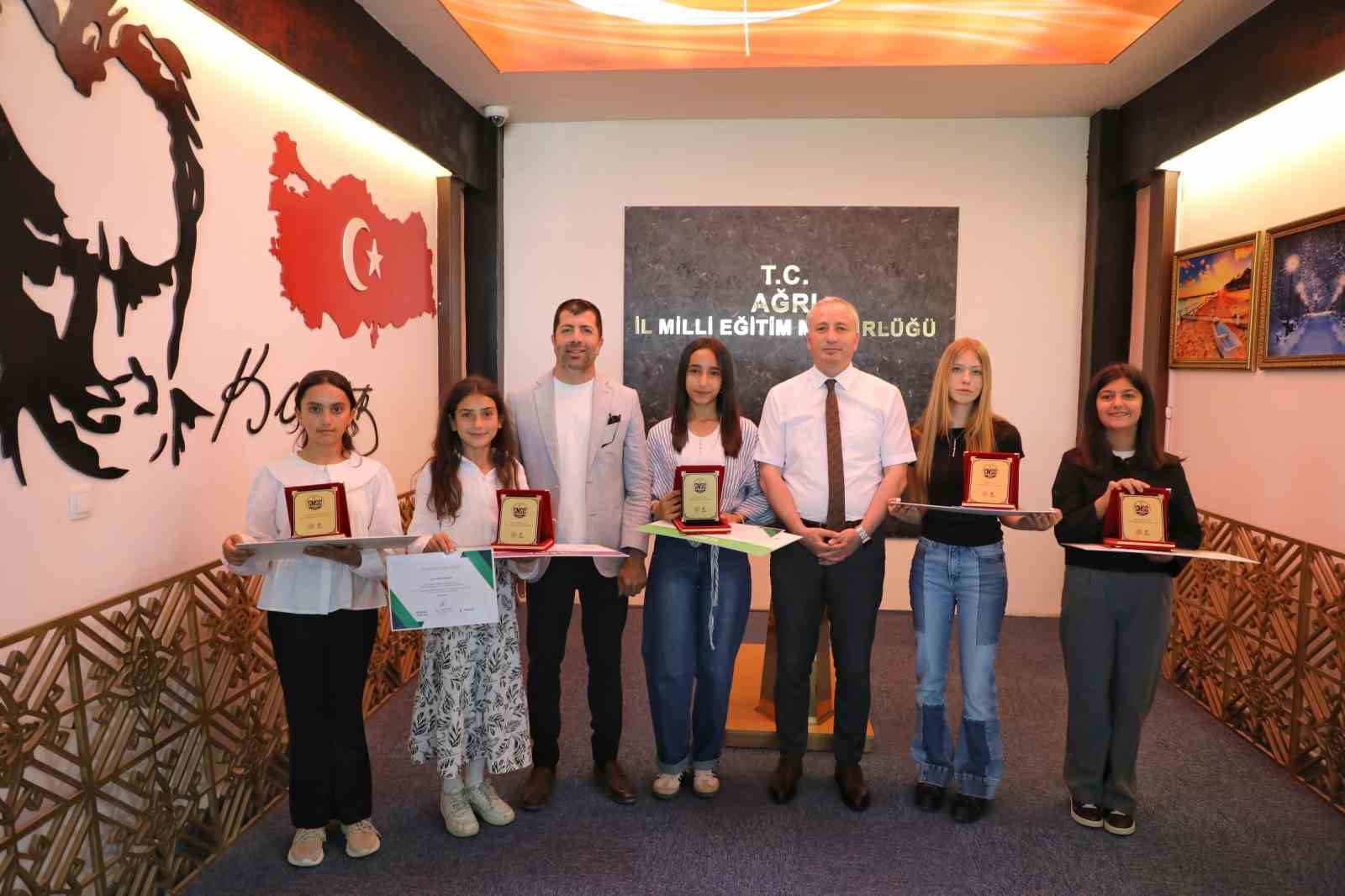 Ağrı'da 'Sağlıklı Nesil Sağlıklı Gelecek' yarışmalarında dereceye giren öğrenciler ödüllendirildi