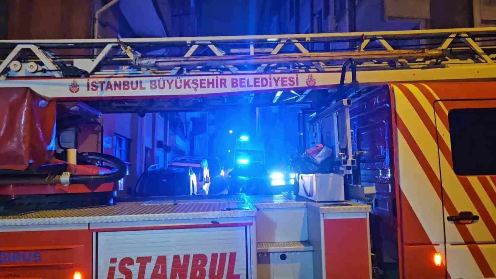 KAĞITHANE’DE 5 KATLI BİNANIN ÇATISI ALEV ALEV YANDI
