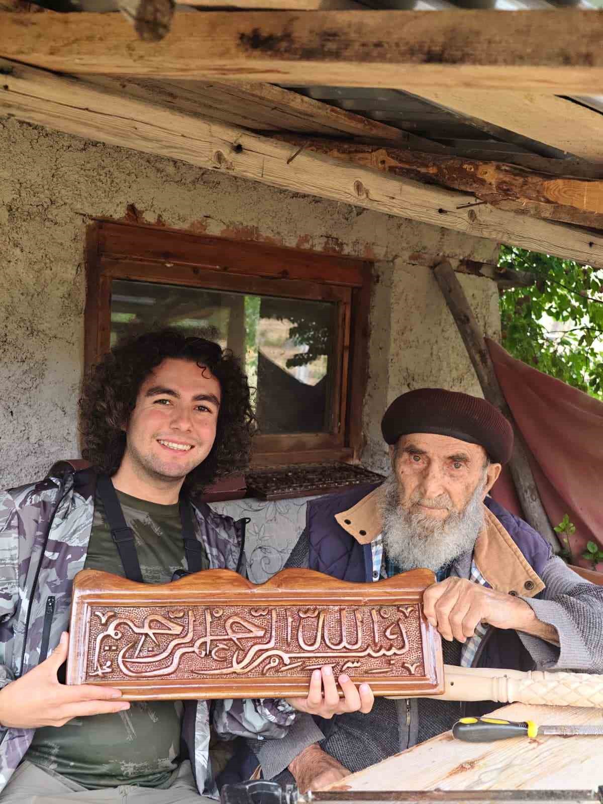 Kızılcahamam’da 60 yıllık gelenek: 93 yaşındaki Hacı Mehmet Özen, yaptığı bastonları ücretsiz hediye ediyor