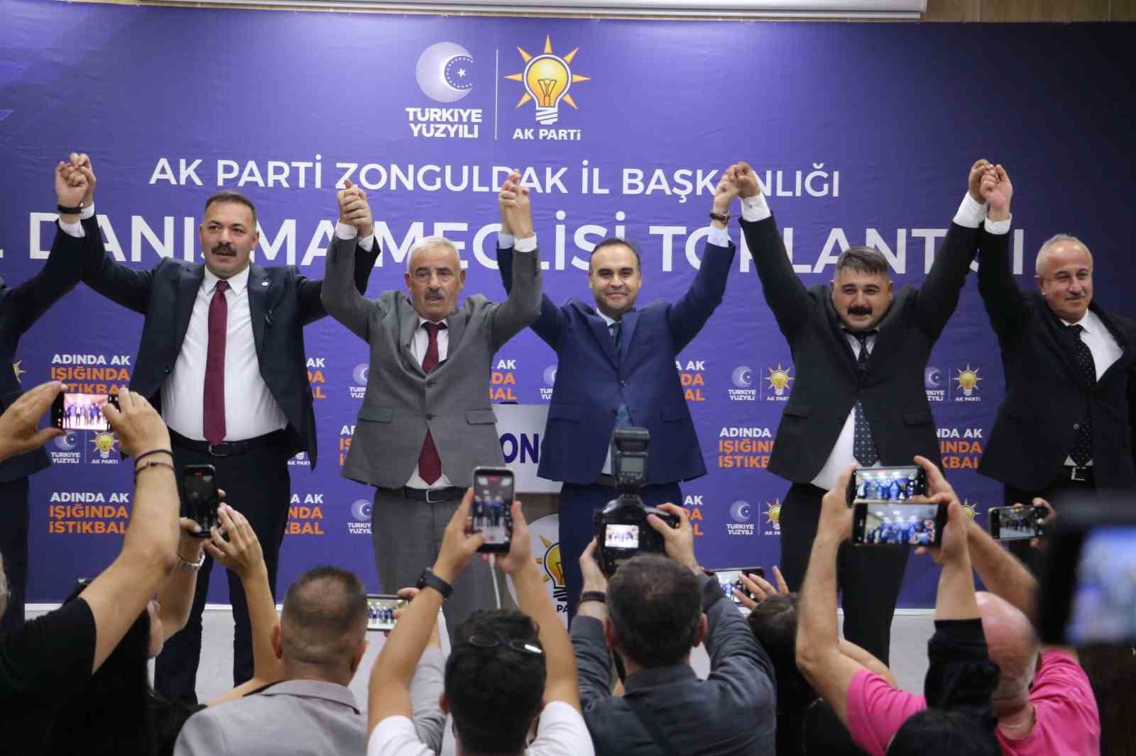 CHP'den istifa eden iki meclis üyesi AK Parti'ye geçti, rozetleri Bakan Kacır taktı