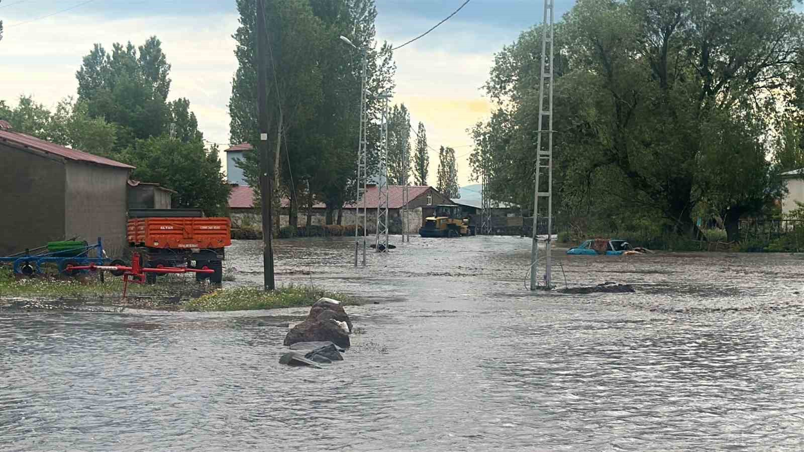 Kars'ta selin ortasında mahsur kalan yaşlı çift kurtarıldı