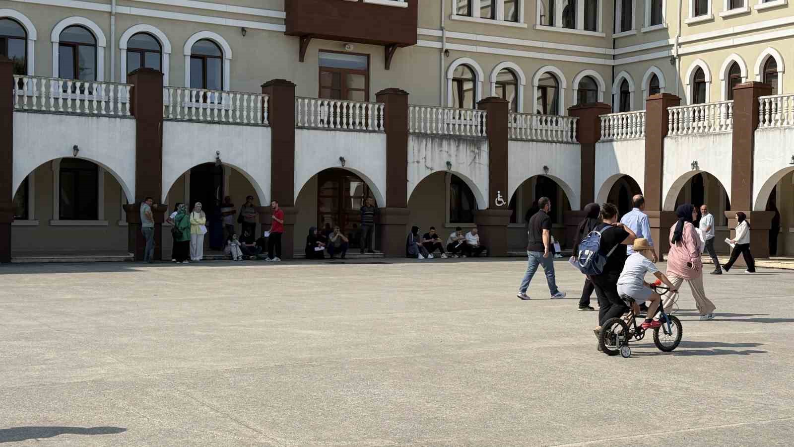 YKS’nin ilk oturumu başladı: Öğrenciler sınavda, veliler dışarda ter döküyor