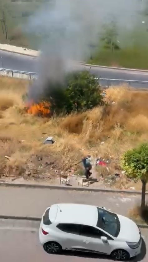 Avcılar'da yaşlı bir adam otluk alanı yakıp kaçtı