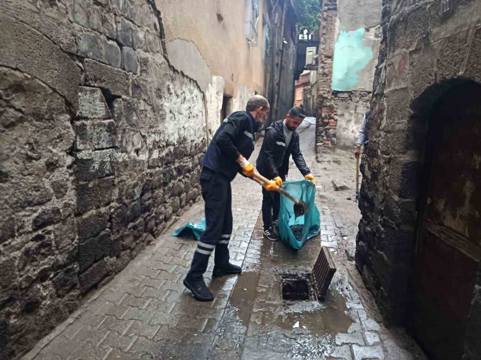 DİYARBAKIR BÜYÜKŞEHİR BELEDİYESİ, DİSKİ GENEL MÜDÜRLÜĞÜ VE İLÇE BELEDİYELERİYLE KOORDİNASYON İÇİNDE YOĞUN YAĞIŞ NEDENİYLE AKSAMA YAŞANAN NOKTALARA MÜDAHALE EDİYOR. EKİPLER, KAVŞAK VE YOLLARDA BİRİKEN SULARI TAHLİYE EDERKEN İTFAİYE DE İHBARLAR DOĞRULTUSUNDA SU BASKINLARININ YAŞANDIĞI ALANLARDA ÇALIŞMA YÜRÜTÜYOR.