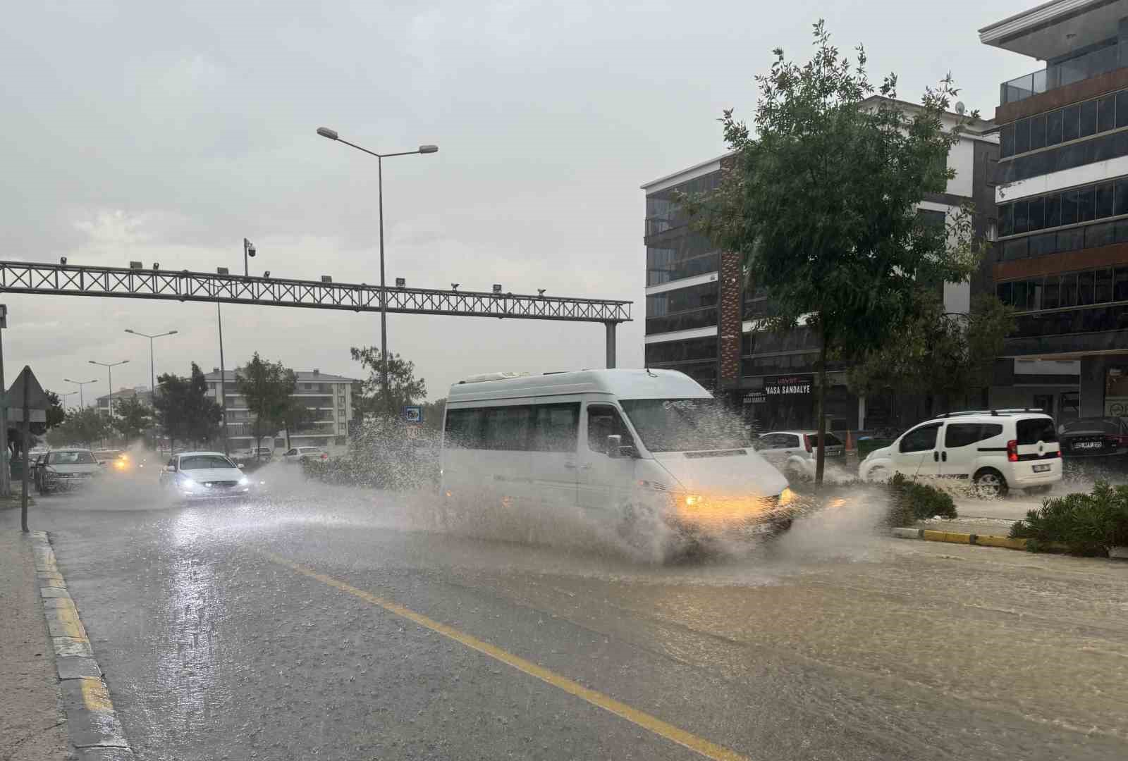Denizli’de şiddetli yağış trafiği felç etti