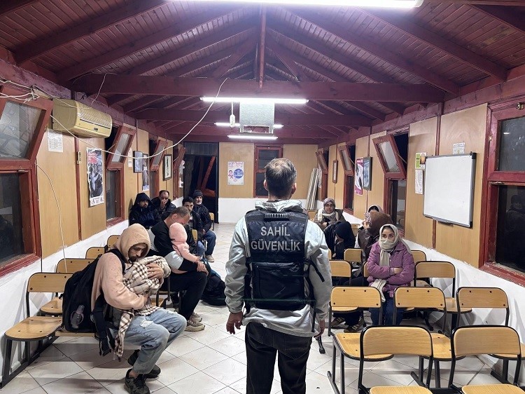 İZMİR'İN SEFERİHİSAR, KARABURUN VE URLA İLÇELERİNDE SAHİL GÜVENLİK VE JANDARMA EKİPLERİNİN DÜZENLEDİĞİ OPERASYONLARDA DENİZDE VE KARADA TOPLAM 76 DÜZENSİZ GÖÇMEN YAKALANDI.