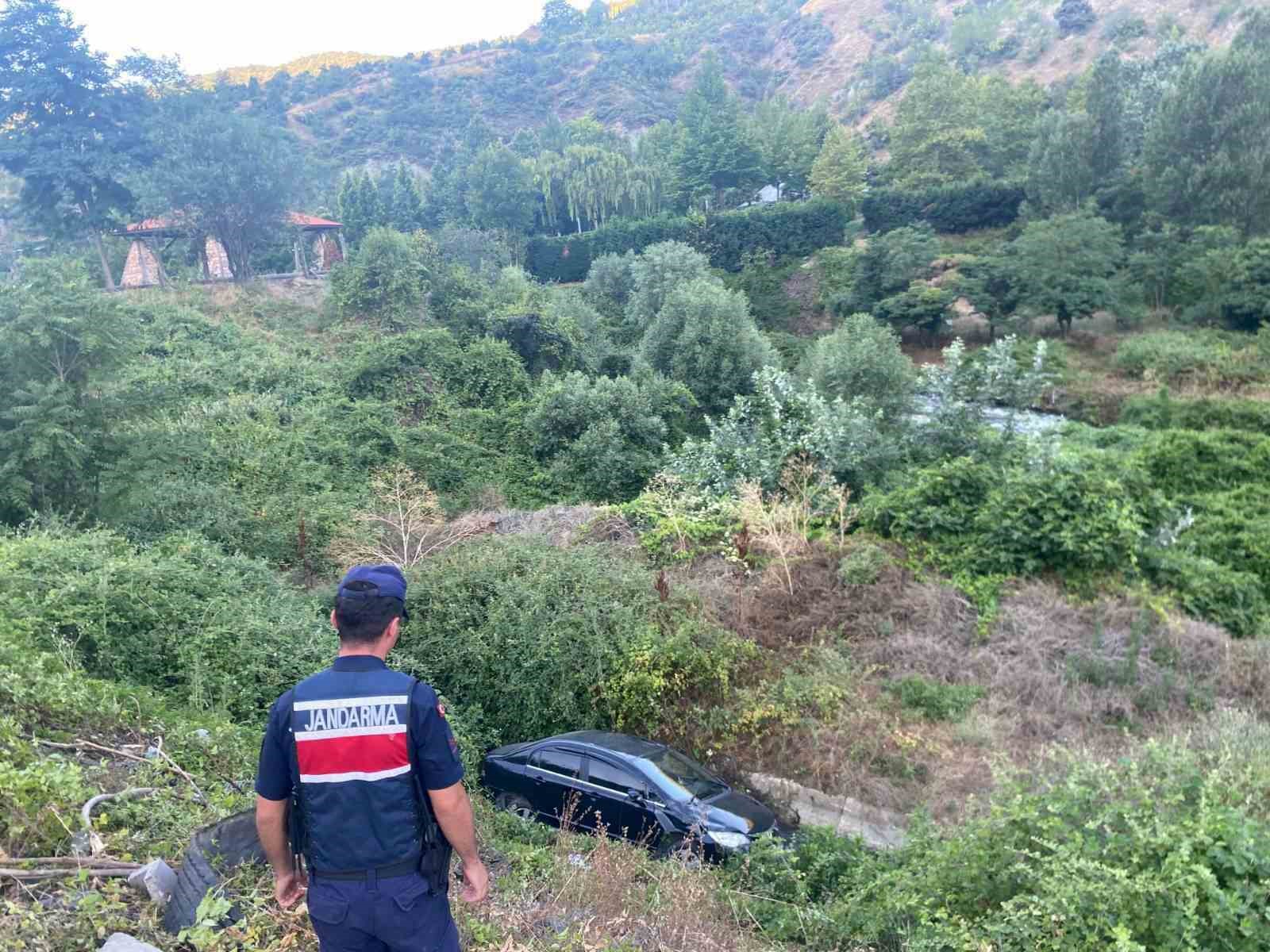 Bilecik’te araç dere yatağına uçtu