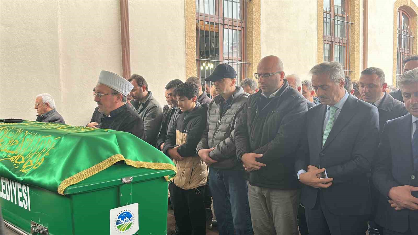 NEVŞEHİR'İN GÖREME BELDESİNDE MEYDANA GELEN PERİBACASI ÇÖKMESİNDE HAYATINI KAYBEDEN SAKARYALI GAZETECİ FATİH ERAY TUNA VE EŞİ BEGÜM TUNA, MEMLEKETLERİ SAKARYA'DA KILINAN CENAZE NAMAZININ ARDINDAN SON YOLCULUKLARINA UĞURLANDI.