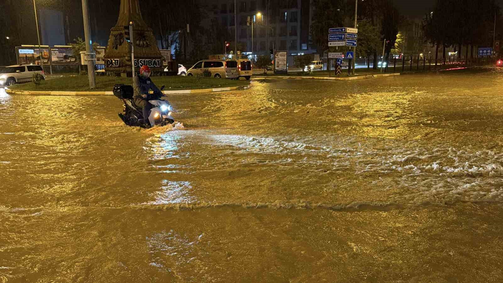 ADIYAMAN’DA ETKİLİ OLAN ŞİDDETLİ YAĞIŞ, KENT MERKEZİNDE HAYATI OLUMSUZ ETKİLEDİ. CADDE VE SOKAKLARIN ADETA GÖLE DÖNDÜĞÜ KENTTE, BİRÇOK ARAÇ SU BİRİKİNTİLERİ NEDENİYLE MAHSUR KALIRKEN SÜRÜCÜLER ZOR ANLAR YAŞADI.