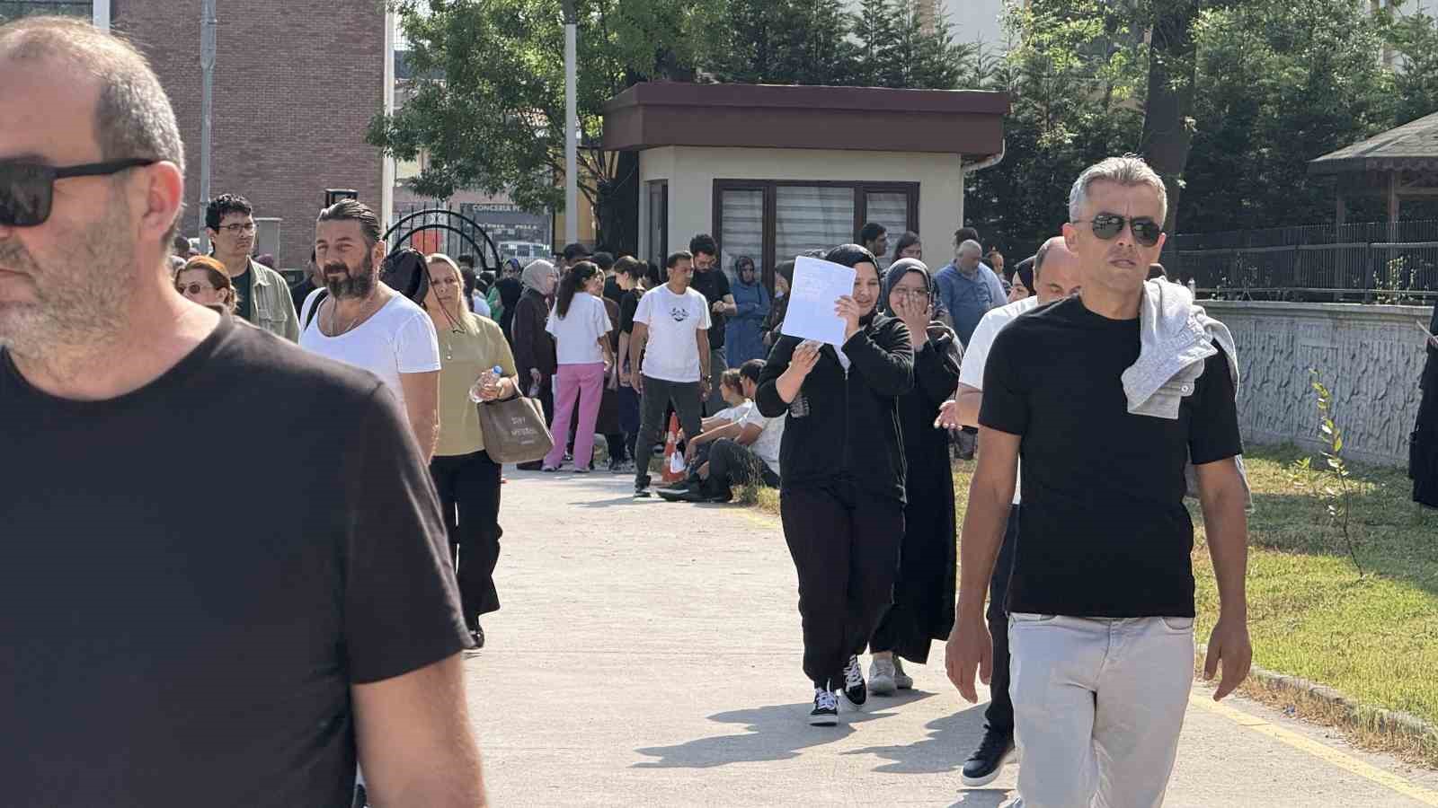 YKS’nin ilk oturumu başladı: Öğrenciler sınavda, veliler dışarda ter döküyor