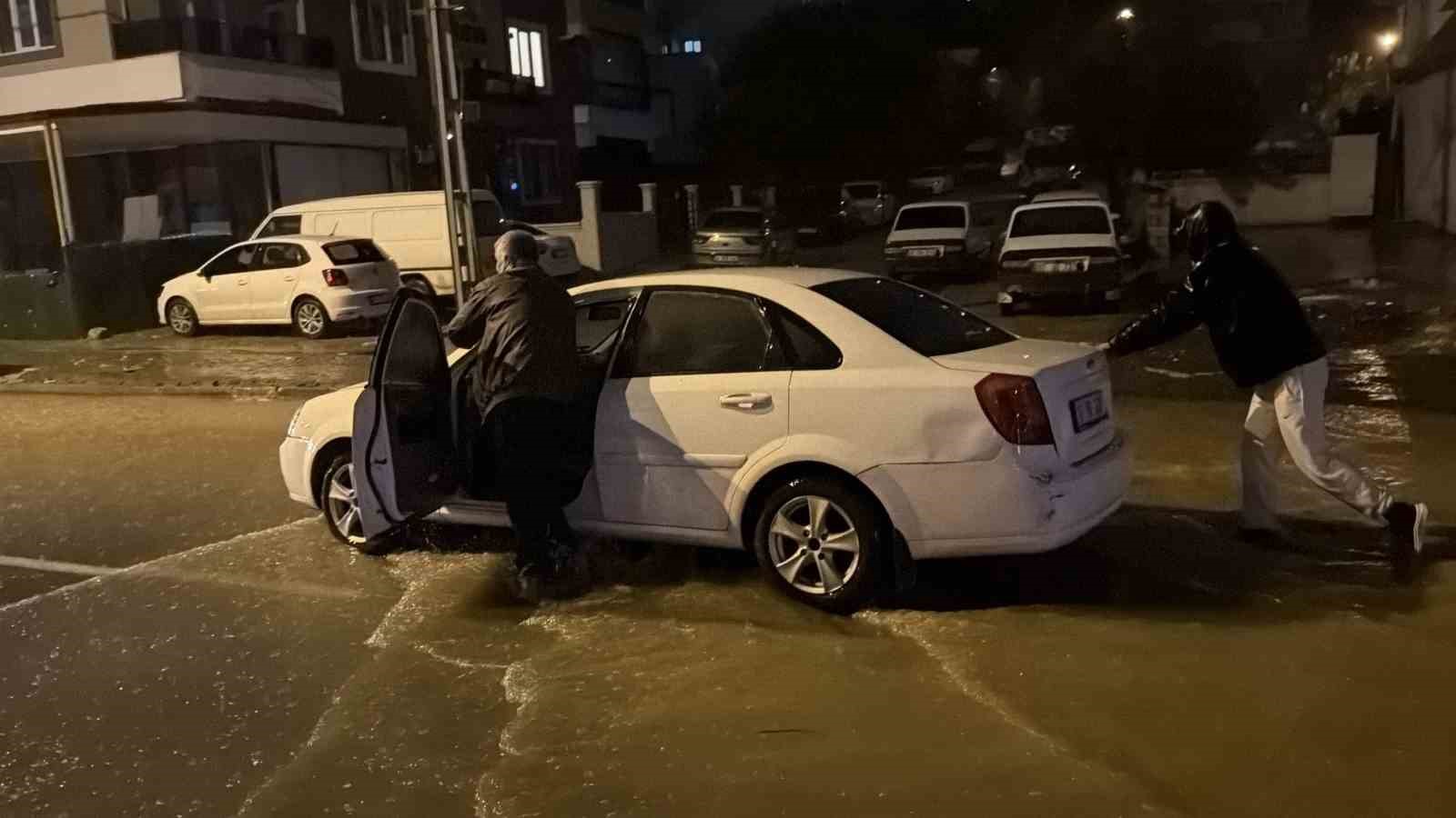 ADIYAMAN’DA ETKİLİ OLAN ŞİDDETLİ YAĞIŞ, KENT MERKEZİNDE HAYATI OLUMSUZ ETKİLEDİ. CADDE VE SOKAKLARIN ADETA GÖLE DÖNDÜĞÜ KENTTE, BİRÇOK ARAÇ SU BİRİKİNTİLERİ NEDENİYLE MAHSUR KALIRKEN SÜRÜCÜLER ZOR ANLAR YAŞADI.