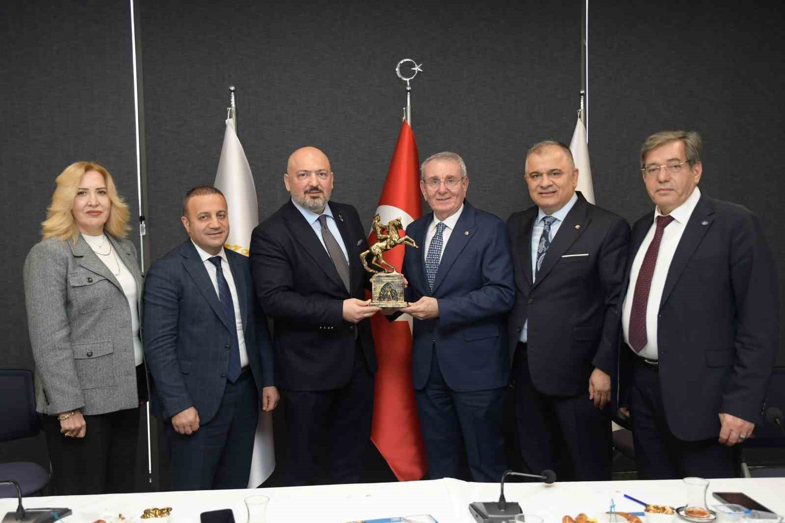SAMSUN TİCARET VE SANAYİ ODASI (TSO) YÖNETİM KURULU BAŞKANI SALİH ZEKİ MURZİOĞLU, YENİ YATIRIM VE İŞ FIRSATLARININ GÖRÜŞÜLDÜĞÜ TOPLANTIDA ŞEHRİN YATIRIMCILAR İÇİN BİRÇOK FIRSAT SUNDUĞUNU SÖYLEDİ.