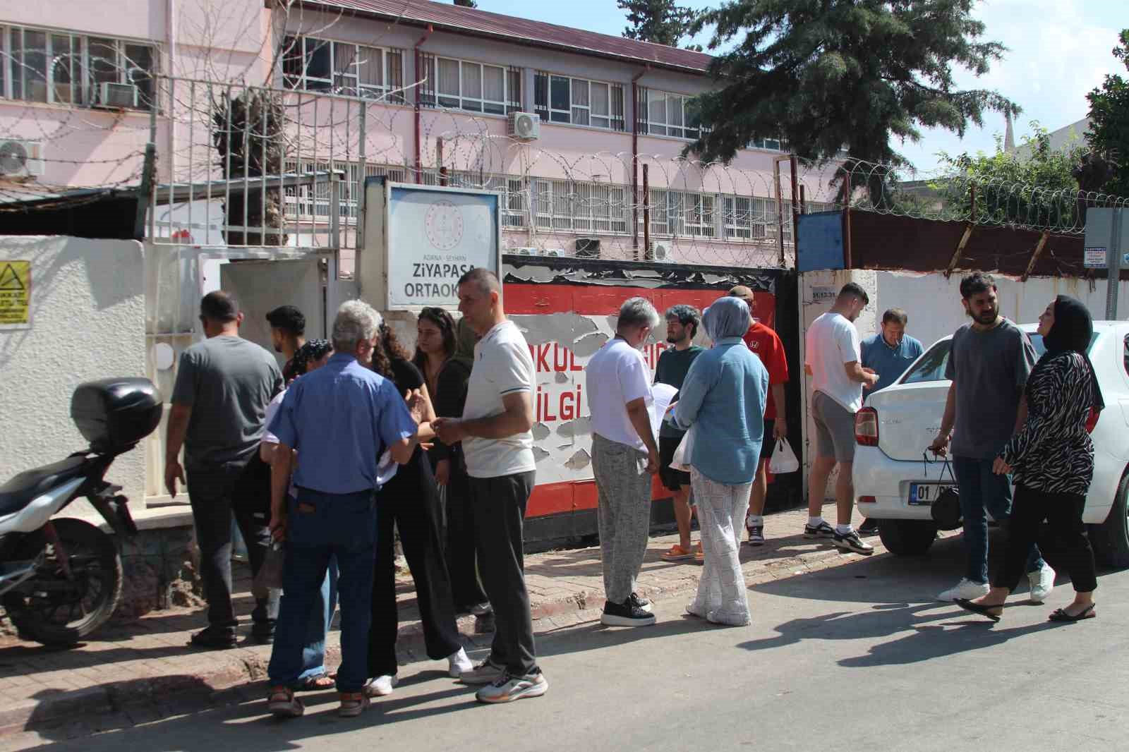 Sınava 1 dakika kala yetişti, aracının el frenini çekmeden araçtan fırlayıp okula koştu