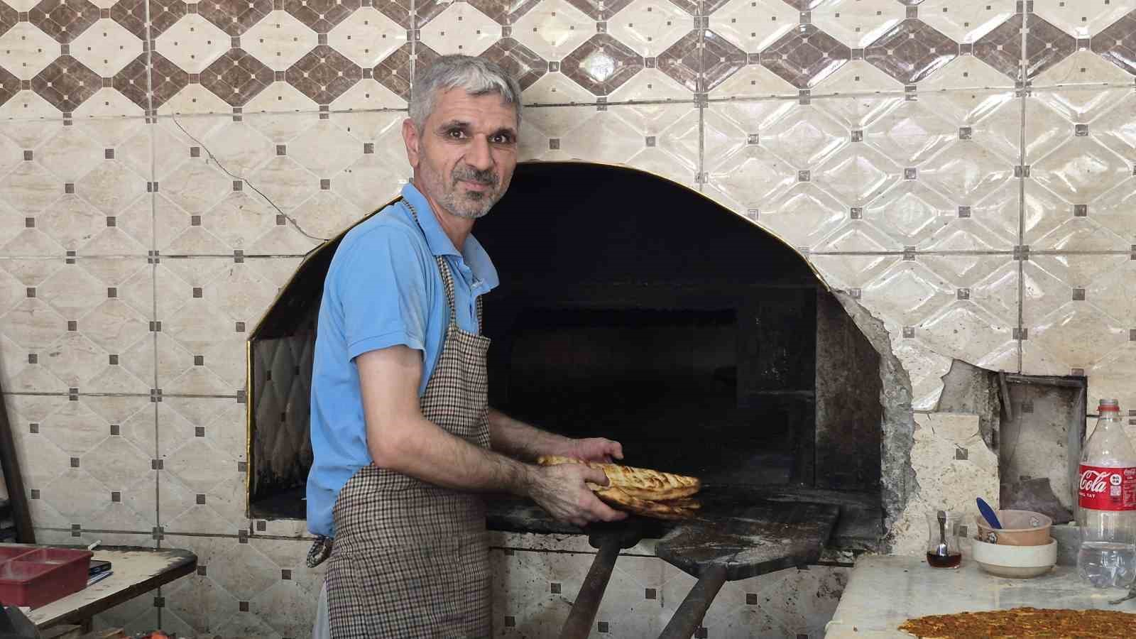 Adıyaman'da 400 derecelik fırının başında ekmek mesaisi
