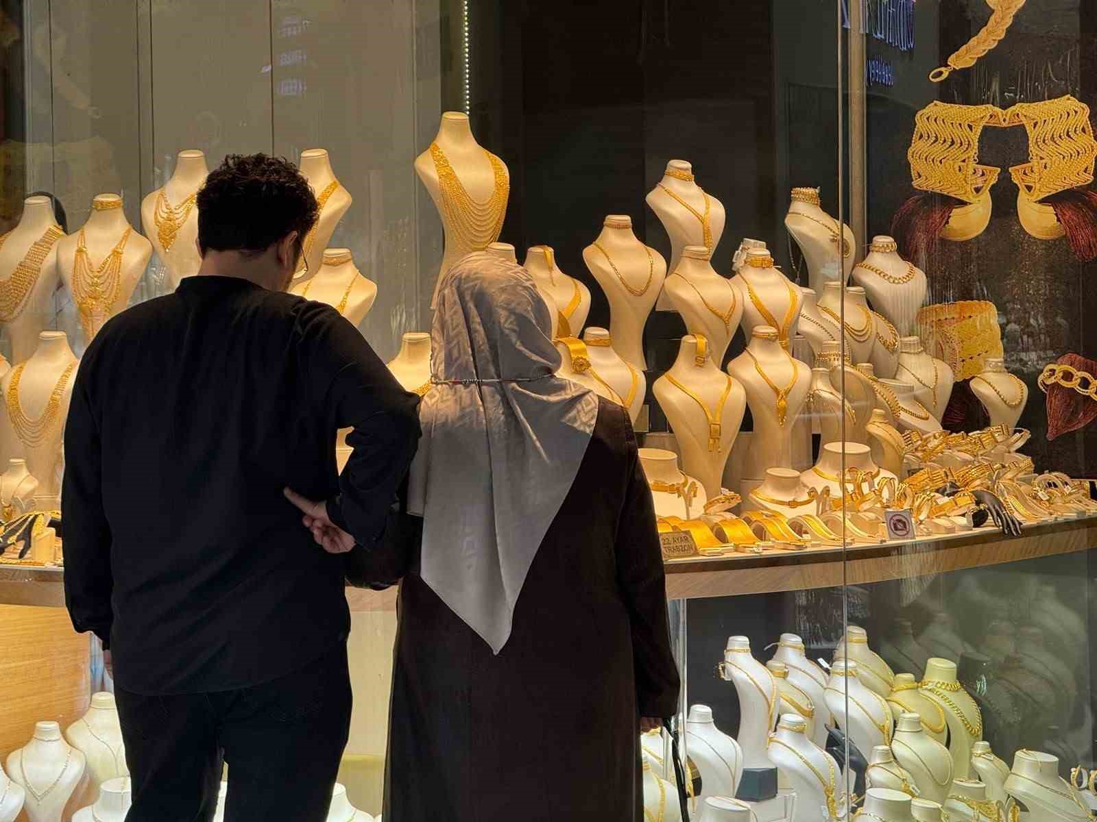 DÜĞÜNDE TAKILAN ALTINLARLA ARABA ALMA HAYALİ KURANLARA KÖTÜ HABER YARGITAY 2. HUKUK DAİRESİ’NDEN GELDİ. ARAÇ ALIMI İÇİN KADININ BOZDURULAN BİLEZİKLERİNİN ‘KENDİ RIZASI İLE VERDİ’ İDDİASIYLA GERİ İADE EDİLMEMESİNİ YASAYA AYKIRI BULAN YÜKSEK MAHKEME, ZİYNETLERİ ALAN EŞİN, GERİ VERİLMEMEK ÜZERE BAĞIŞLANDIĞINI İSPATLAYAMAMASI HALİNDE BİLEZİKLERİN İADESİNE HÜKMETTİ. VATANDAŞLARA SORULDU, KİMİLERİ VERİRKEN KİMİLERİ REDDETTİ.