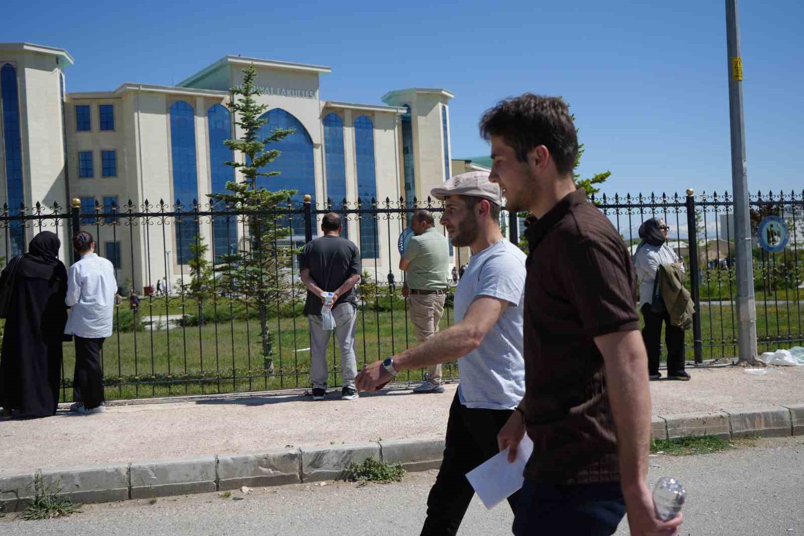 Bayburt’ta yanlış sınav merkezine gelen öğrencinin yardımına kadın polisler yetişti