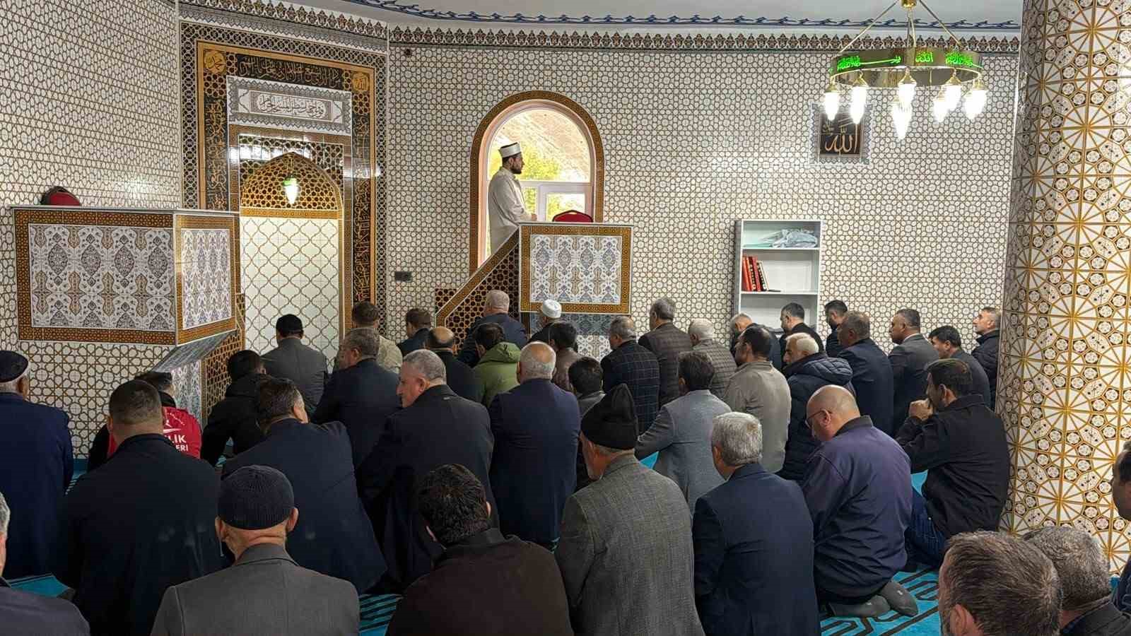 BİTLİS’İN TATVAN İLÇESİNE BAĞLI KIRKBULAK KÖYÜNDE, HAYIRSEVERLERİN DESTEĞİYLE YAPIMI TAMAMLANAN CAMİ DÜZENLENEN TÖRENLE İBADETE AÇILDI.