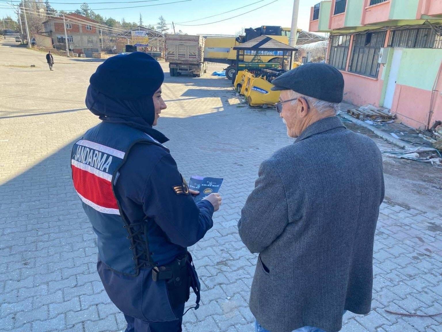 Jandarmadan “Kadına El Kal-ka-maz” farkındalık etkinliği