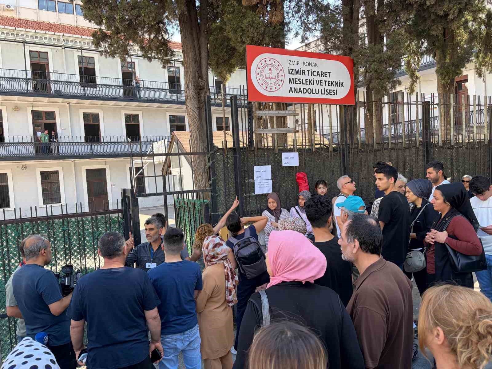 İzmir’de YKS heyecanı: Dış kapı demirlerinden atlayıp sınava girmeye çalıştılar