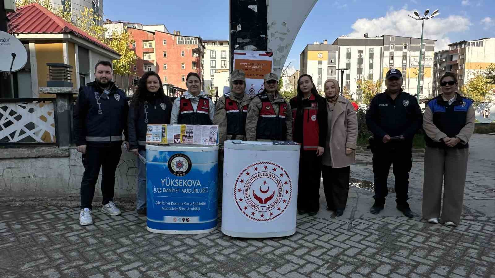 HAKKARİ'NİN YÜKSEKOVA İLÇESİNDE JANDARMA, POLİS VE AİLE VE SOSYAL HİZMETLER MÜDÜRLÜĞÜ EKİPLERİ, KADINA YÖNELİK ŞİDDETLE MÜCADELE KAPSAMINDA VATANDAŞLARI KADIN ACİL DESTEK UYGULAMASI (KADES) HAKKINDA BİLGİLENDİRDİ.