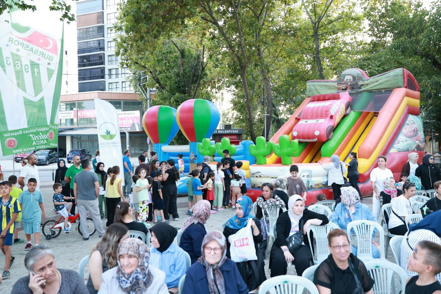 Osmangazi'de eğlence mahalle mahalle geziyor