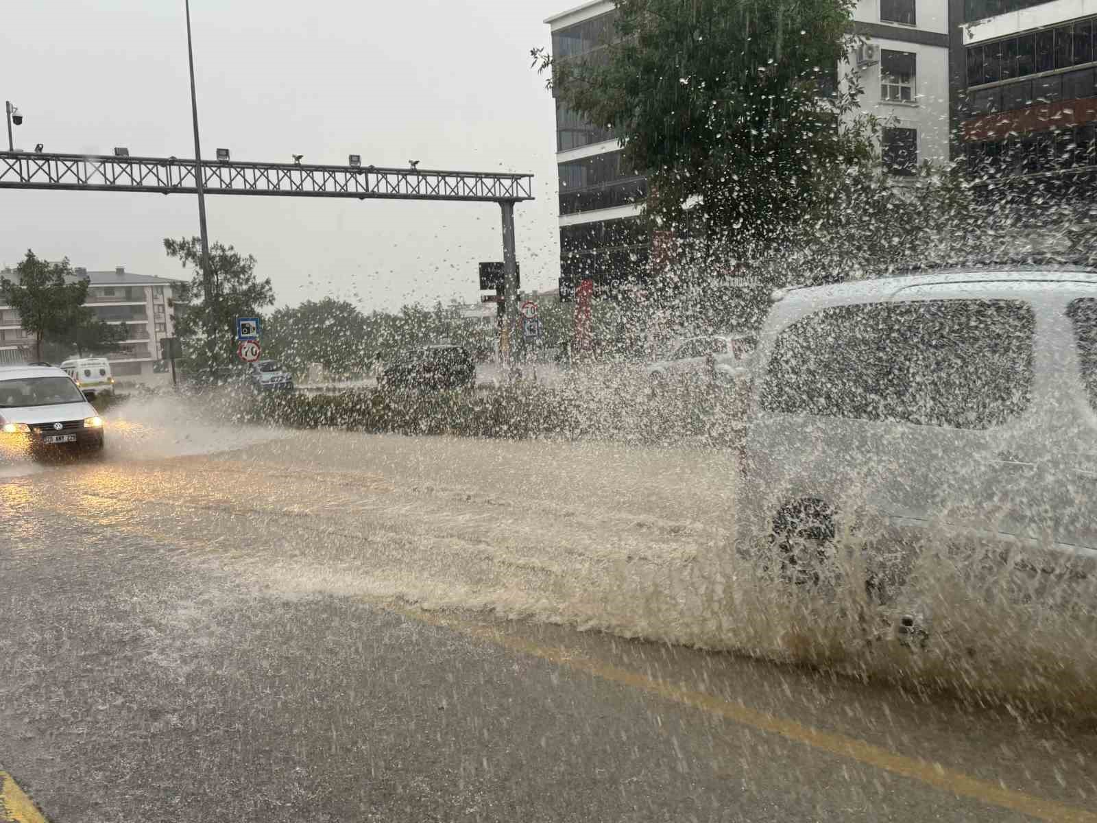 Denizli’de şiddetli yağış trafiği felç etti