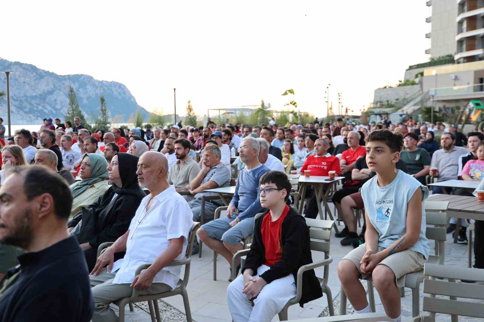 Tatilciler Milli Takıma destek için sahilde buluştu