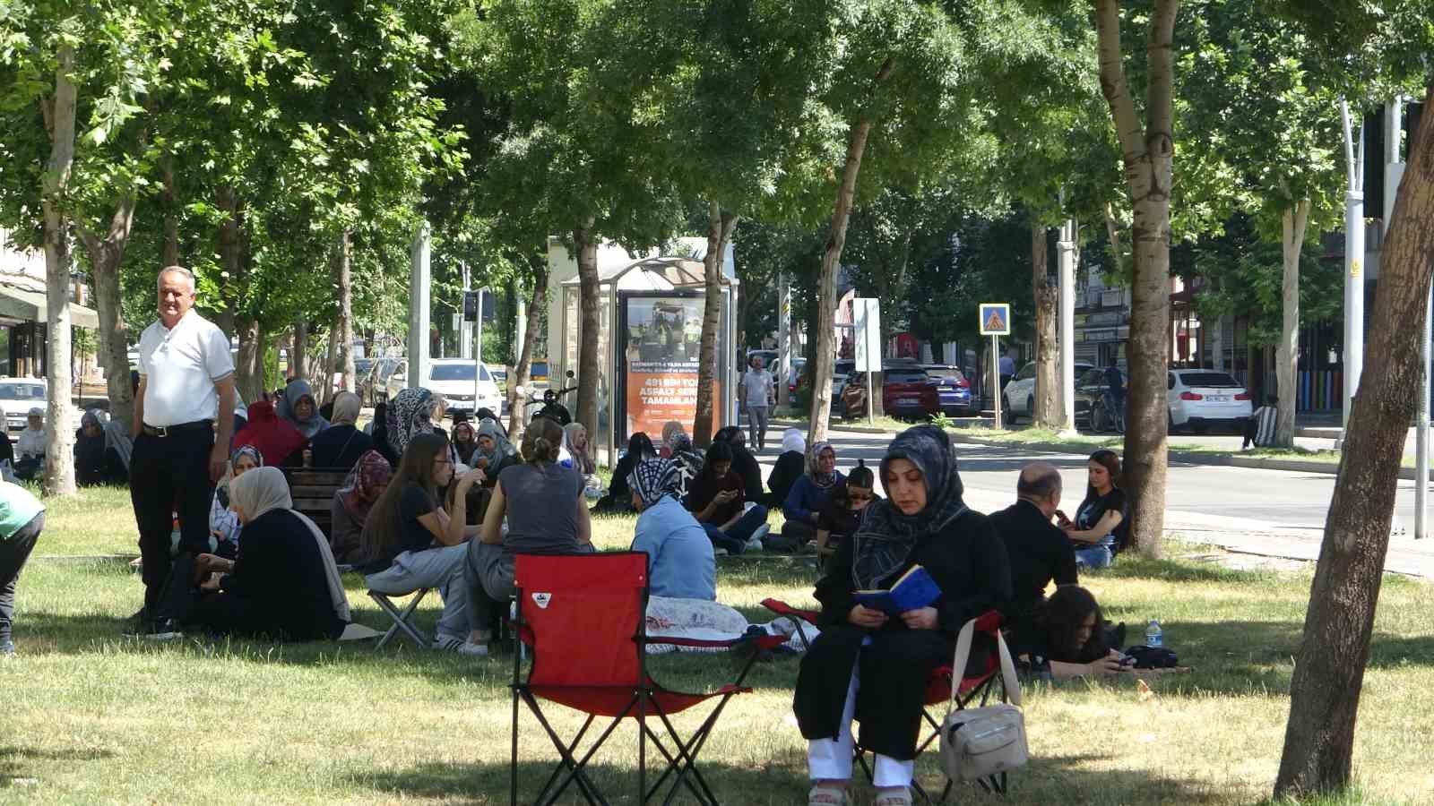 Batman’da çocukları sınava giren veliler parklarda dua etti