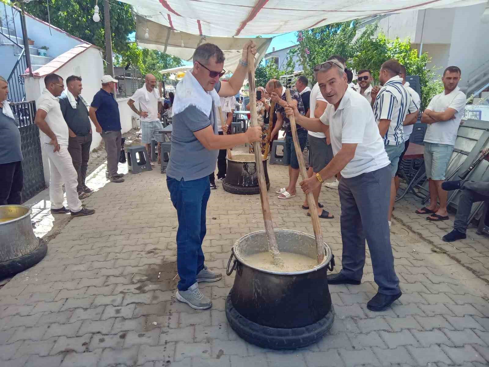 Burhaniye'de keşkek dövme geleneği devam ediyor