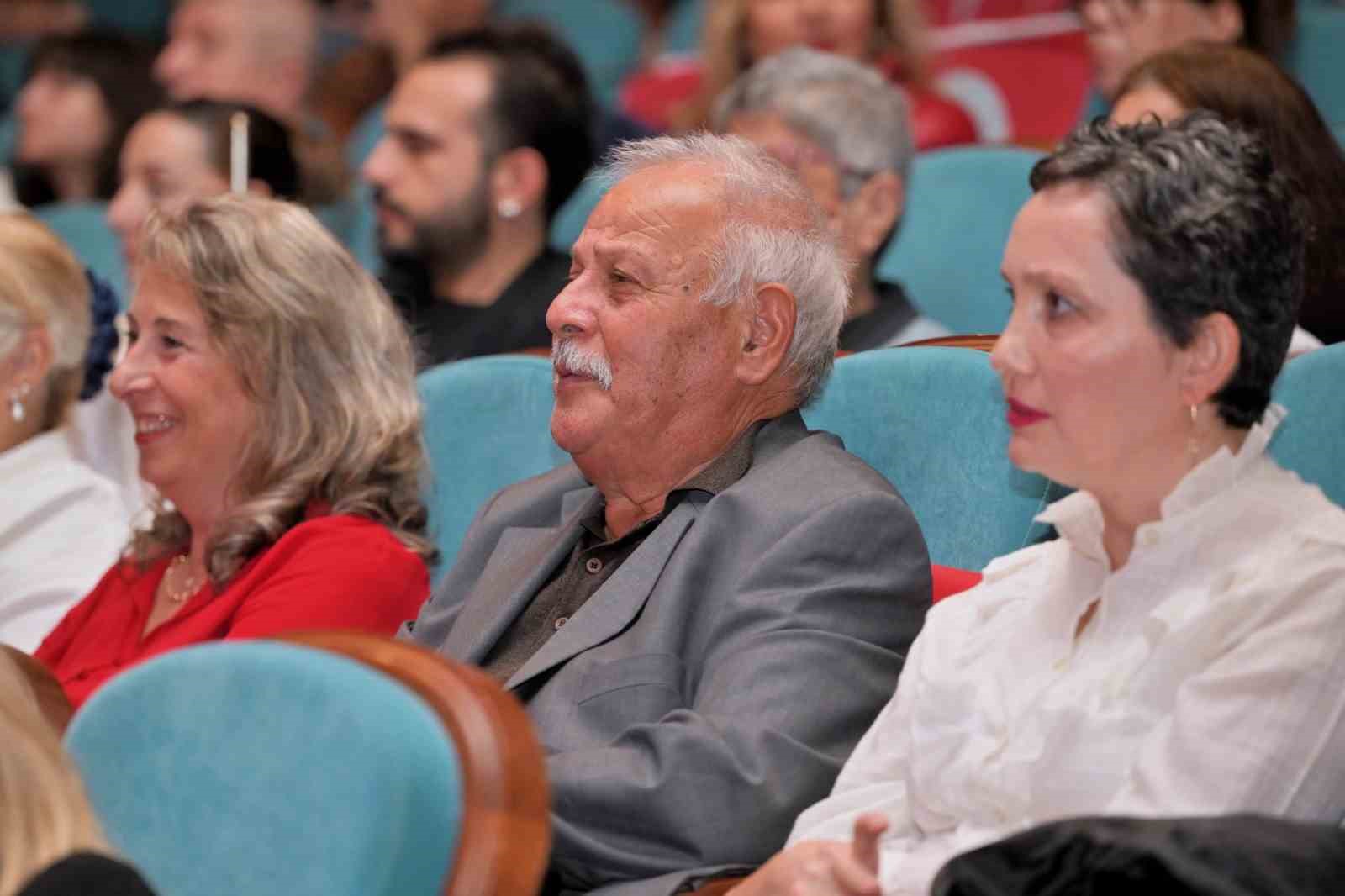 ESENYURTLULARIN YOĞUN İLGİ GÖSTERDİĞİ PROGRAMDA, MÜZİK DOLU ANLAR YAŞANDI.