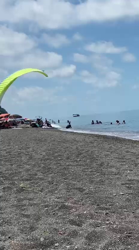 Plajda kontrolden çıkan motorlu paraşüt kalabalığa daldı: 3 yaralı