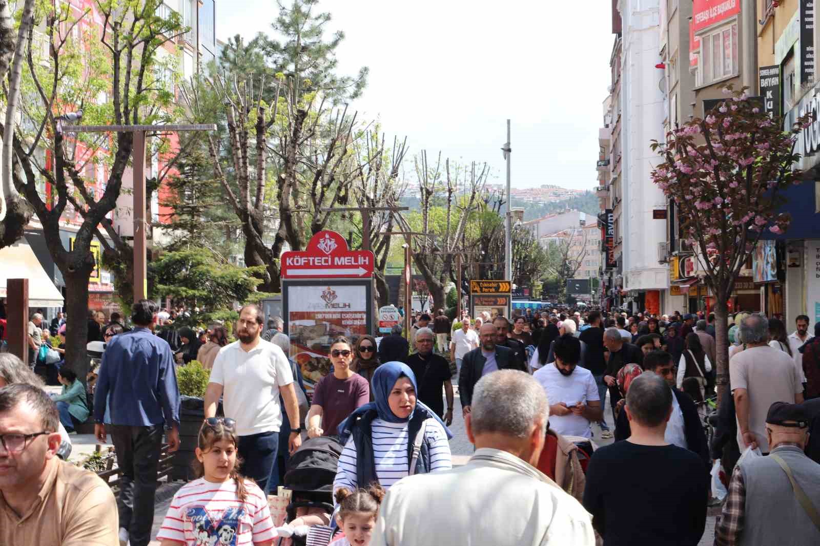 Hamamyolu'nda bahar yoğunluğu: İğne atsan yere düşmüyor