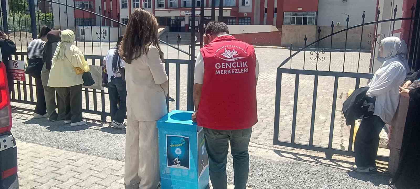 YKS sonrası anlamlı dayanışma: Kalem ve silgiler köy okullarına ulaştırılacak