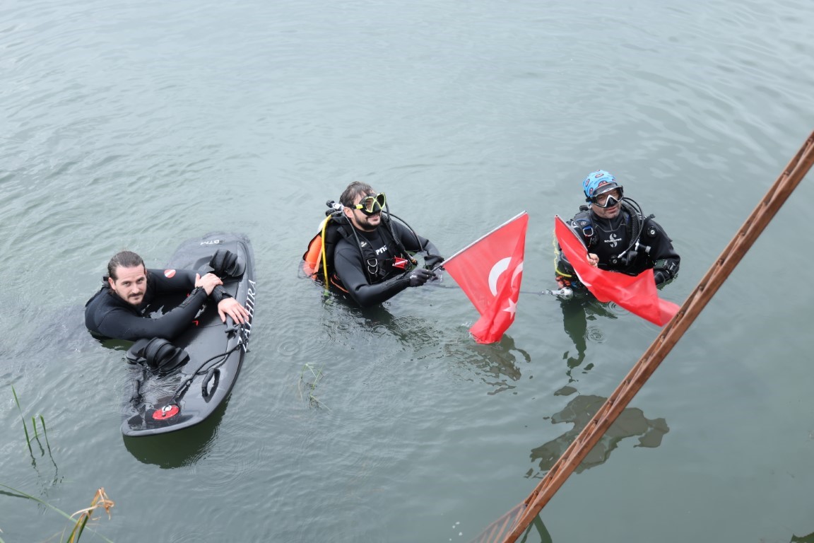 KOCAELİ'NİN KARTEPE İLÇESİNDE CUMHURİYET'İN 103. YIL DÖNÜMÜ DOLAYISIYLA DÜZENLENEN ETKİNLİKTE TÜRK BAYRAĞI, ÇOCUKLARDAN SPORCULARA TESLİM EDİLEREK KARADAN VE SUDAN FARKLI ETAPLARDA KARTEPE'NİN ZİRVESİNE ULAŞTIRILDI.