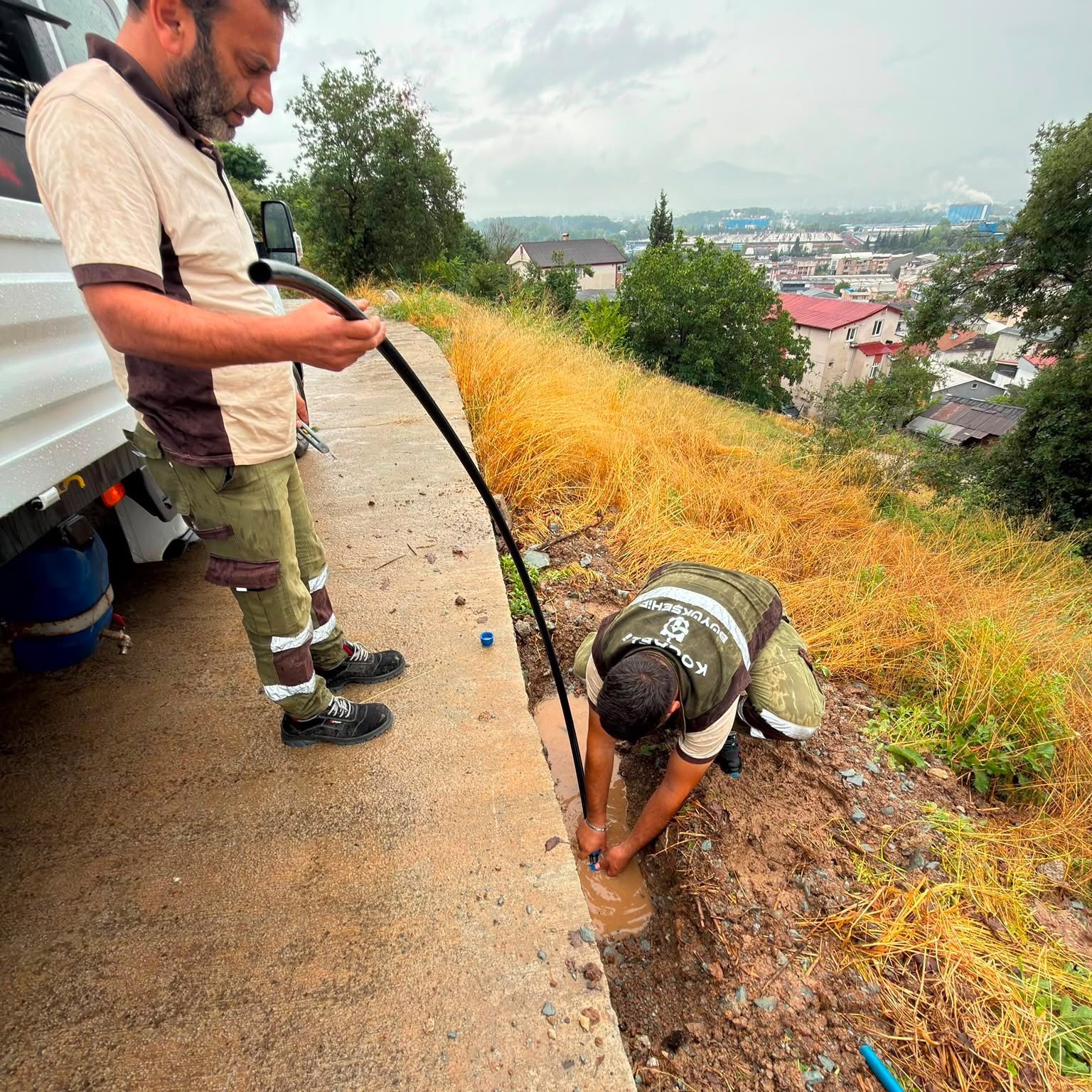 KOCAELİ GENELİNDEKİ MEZARLIKLARDA VATANDAŞLARIN KABİR ZİYARETLERİ SIRASINDA SU İHTİYACINI KARŞILAYABİLMESİ İÇİN ÇEŞME MONTAJI, SU HATTI YENİLEME VE ALTYAPI ONARIM ÇALIŞMALARI GERÇEKLEŞTİRİLİYOR.