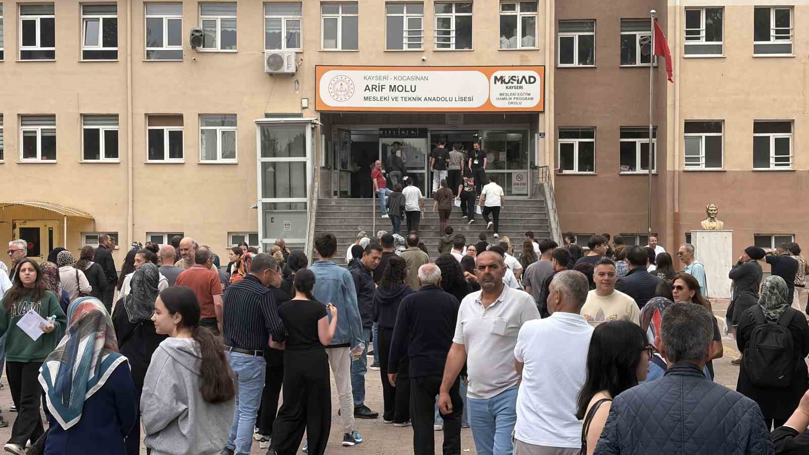 YKS’ye 2 dakika geç kalan genç gözyaşı döktü