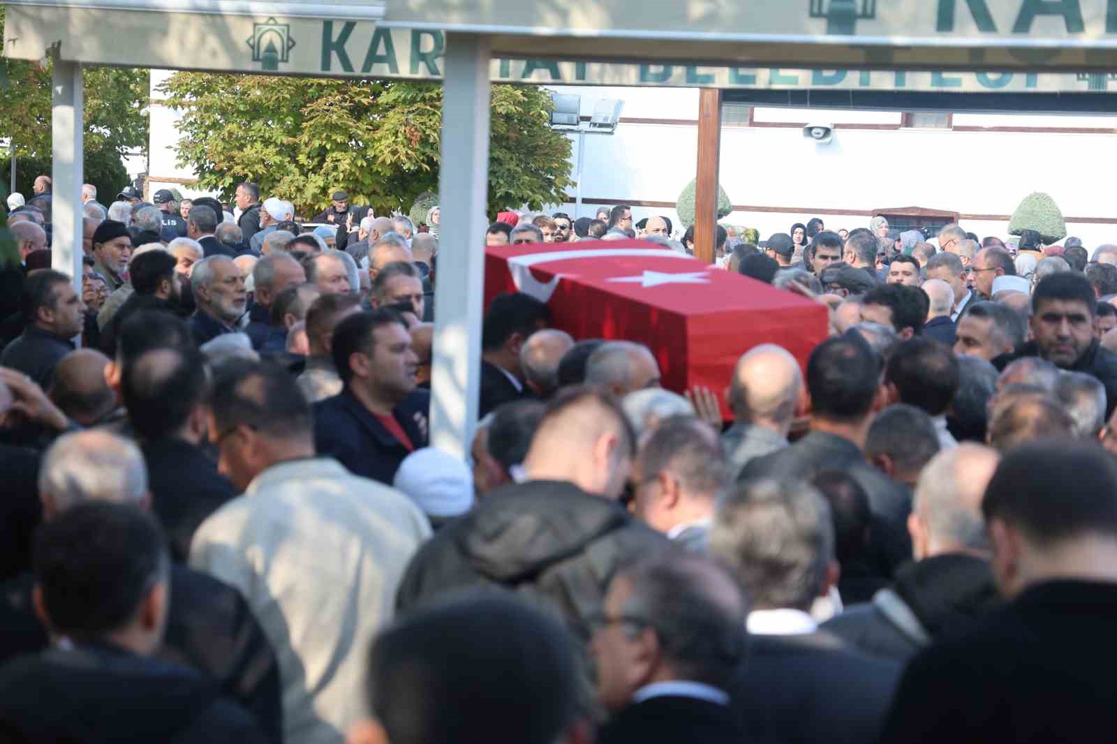 ANTALYA'DA GEÇTİĞİMİZ GECE SAATLERİNDE KALP KRİZİ GEÇİRİP KALDIRILDIĞI HASTANEDE DOKTORLARIN TÜM MÜDAHALELERİNE RAĞMEN KURTARILAMAYARAK HAYATINI KAYBEDEN MURATPAŞA İLÇE KAYMAKAMI İHSAN KARA MEMLEKETİ KONYA'DA KILINAN CENAZE NAMAZININ ARDINDAN TOPRAĞA VERİLDİ.
