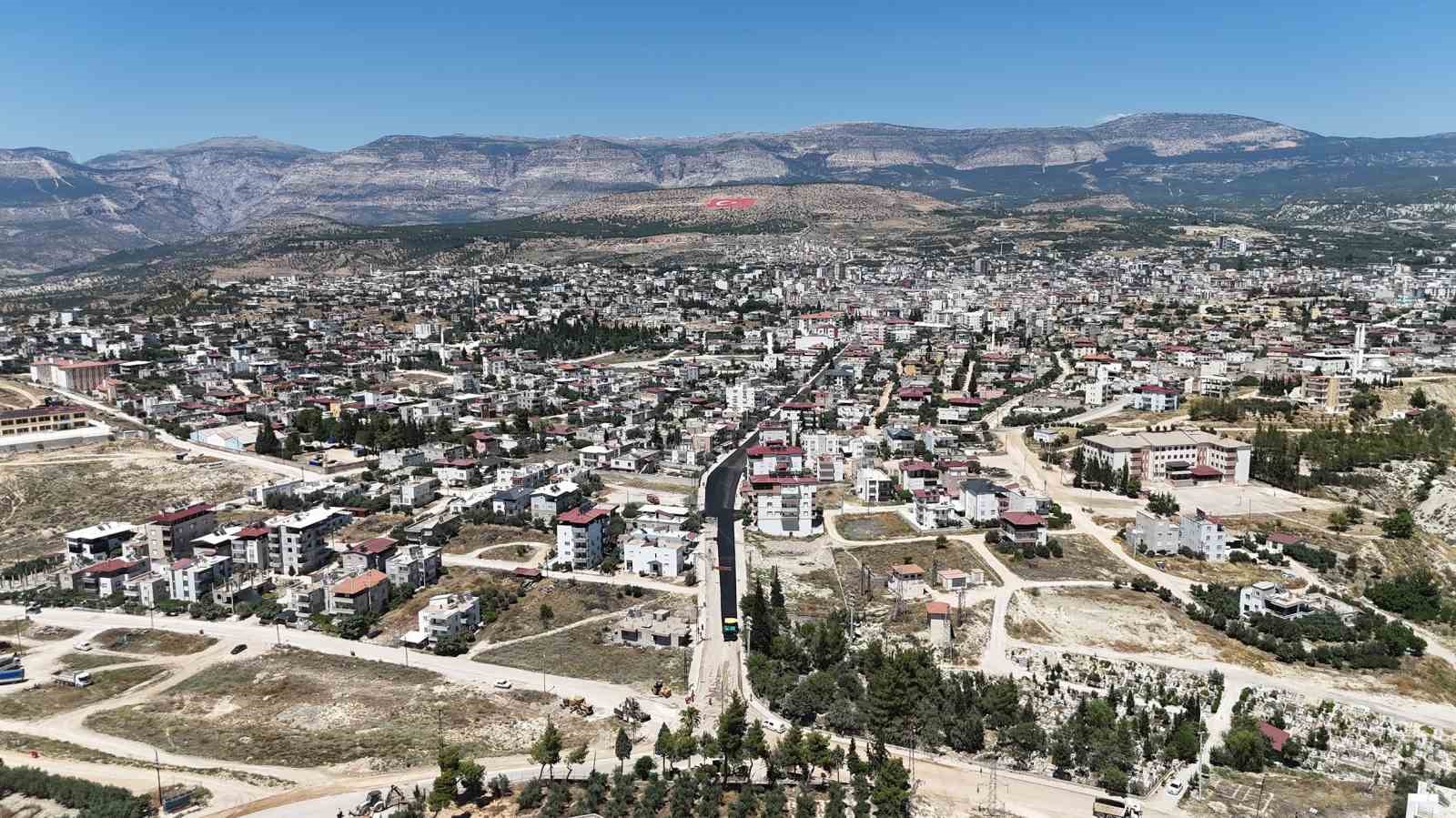 Mut'ta yağışın bozduğu yollar yenilendi